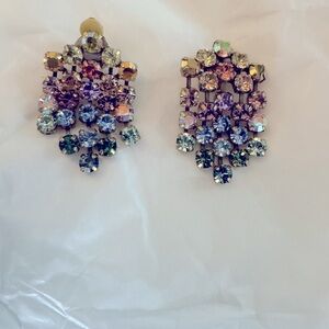 Rhinestone earring clip on.